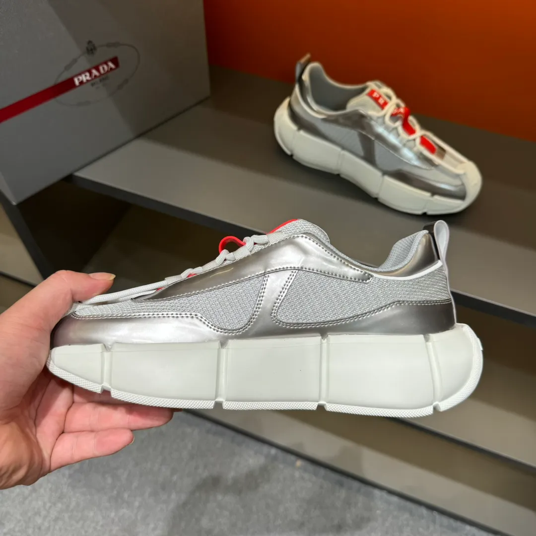 P460 PRADA/Prada men's lace-up leather casual sports shoes, the upper is made of cowhide leather and breathable mesh. It is soft, comfortable and breathable. The tongue is decorated with the PRADA brand letter logo. The thick rubber sole echoes the red label tongue. The style is fashionable and elegant. The details are carefully crafted. A casual sports shoe with a super western style and excellent breathability! Code number 38-45 (45 customized)